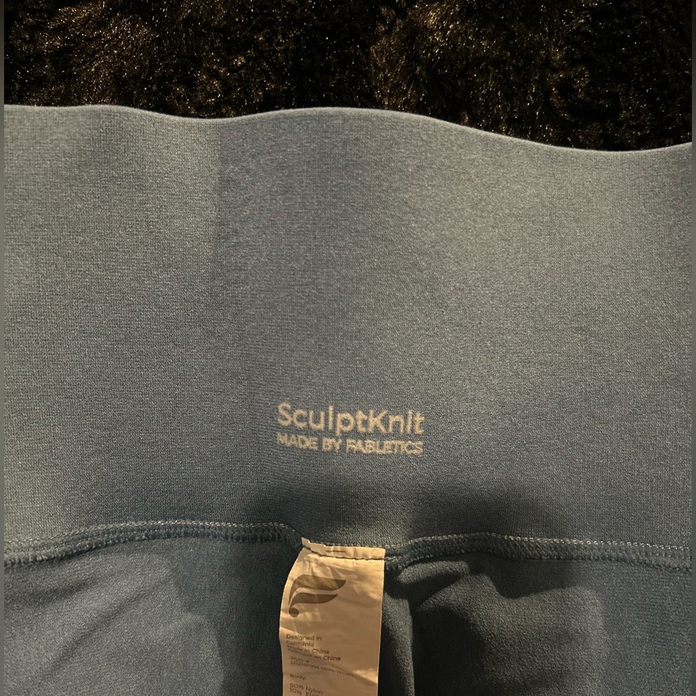 Excellent condition Fabletics sculpt knit workout leggings.